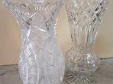 deux vases en verre posés sur une table l'un à côté de l'autre