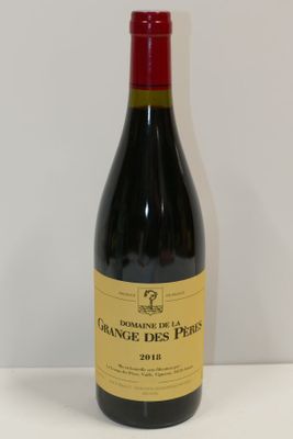 l'image d'une bouteille de vin posée sur une table