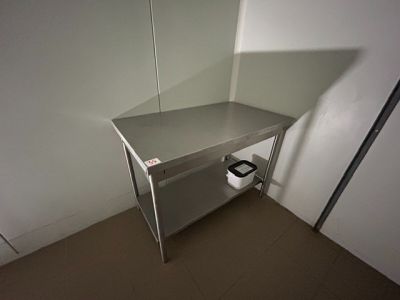une photo d'une table de travail en acier inoxydable sur laquelle se trouve un rouleau de papier toilette
