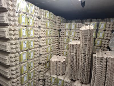 de nombreuses piles de papier toilette empilées les unes sur les autres