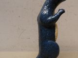 une statue bleue représentant un ours assis sur ses pattes arrière