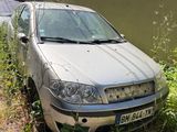 une voiture garée sur le côté de la route