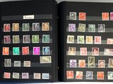 un livre avec beaucoup de timbres