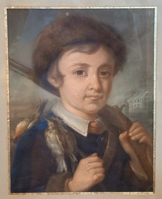 portrait d'un garçon avec un pistolet et un chapeau, dans un cadre