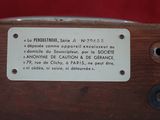 une plaque au dos d'une boîte en bois