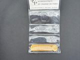 un peigne jaune posé sur une table noire