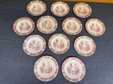 six assiettes ornées de motifs roses et blancs, posées sur une table