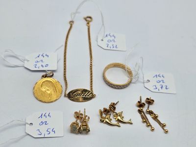 de nombreux bijoux en or exposés sur la table