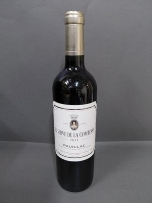 une bouteille de vin posée sur une table