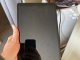 une personne qui tient une tablette à la main