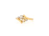 une image représentant une bague en or sertie d'une perle blanche et de diamants