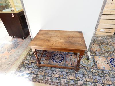 une table en bois posée sur un tapis dans une pièce