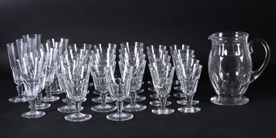 beaucoup de verres à vin et un pichet sur la table