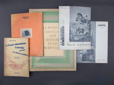 plusieurs livres sont empilés sur une table