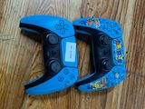 deux manettes de jeux vidéo posées sur un parquet