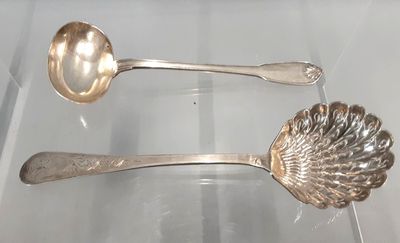 deux cuillères posées sur une table en verre