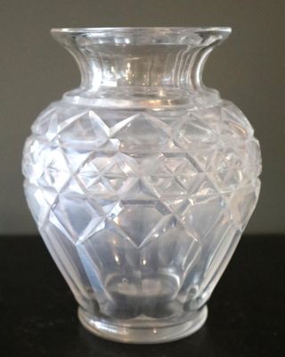 un vase en verre transparent posé sur une table noire