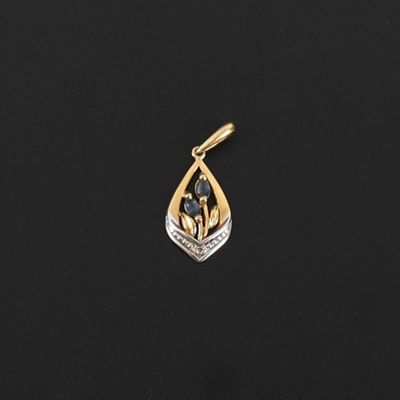 un pendentif en or et en argent sur fond noir