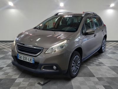 la voiture grise est garée dans le garage sur le sol en damier