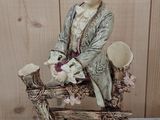 une figurine représentant une femme assise sur un banc