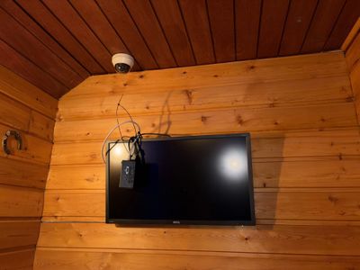 un téléviseur à écran plat fixé au mur d'une pièce