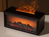 un gros plan d'une cheminée avec un feu allumé, posée sur une table