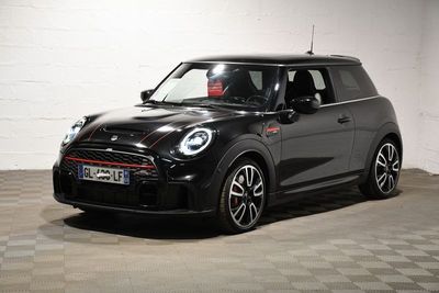 La Mini Cooper est garée dans un garage dont le sol est à carreaux.