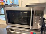 un micro-ondes posé sur un comptoir dans une cuisine