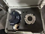 une boîte contenant un aspirateur et d'autres objets