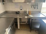 une cuisine équipée d'un évier, d'une cuisinière et d'un lave-vaisselle