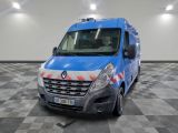 une photo d'une camionnette bleue garée dans un garage