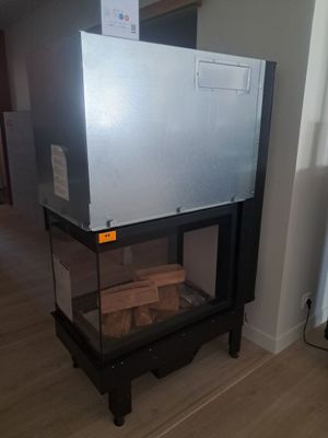 une boîte métallique posée sur un support