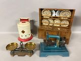 une petite machine à coudre et une balance posées sur une table