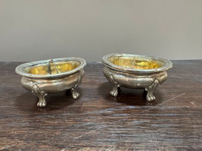 paire de salière-poivrières en argent minerve, gravées d'arm… - Photo 1