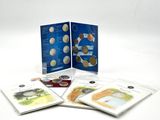 trois livres sur lesquels figurent des photos de personnes assises sur une surface blanche