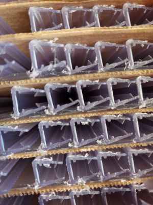 une grande pile de feuilles en plastique empilées les unes sur les autres