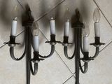 cinq lampes fixées au mur, au-dessus du carrelage