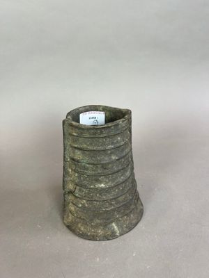 deux vases placés l'un à côté de l'autre