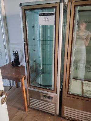 un réfrigérateur avec une porte vitrée dans une pièce