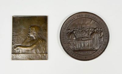une médaille de bronze et une médaille de bronze sur un fond blanc