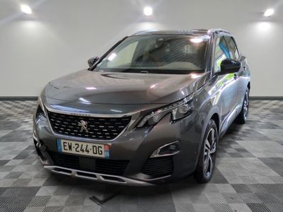 la voiture grise est garée sur un sol en damier dans le garage