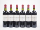 six bouteilles de vin rouge sont alignées