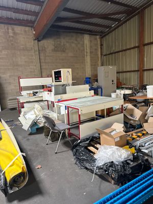 un grand entrepôt rempli de cartons et de machines