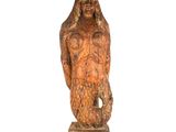 statue en bois représentant une femme aux cheveux longs, posée sur un socle en bois