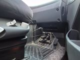 une valise posée à l'arrière d'un camion