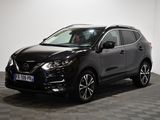 un SUV Nissan noir garé dans une pièce au sol carrelé