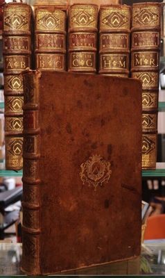 de nombreux livres anciens sur une étagère en verre dans un magasin