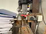 une machine posée sur une table dans une pièce