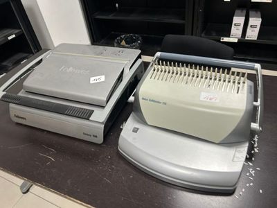 il y a beaucoup de fournitures de bureau sur le bureau de cette pièce