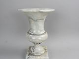 paire de vases en marbre blanc sur socle, sur fond gris